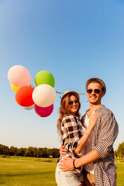 Para zakochanych chodzenie z balonów — Zdjęcie stockowe