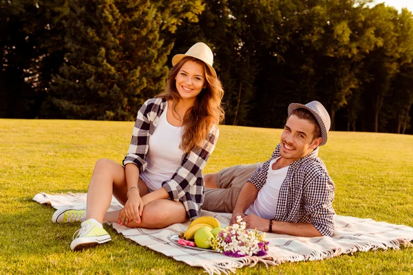 Szczęśliwa para zakochanych na pikniku — Zdjęcie stockowe