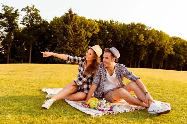 Casal feliz apaixonado em um piquenique — Fotografia de Stock