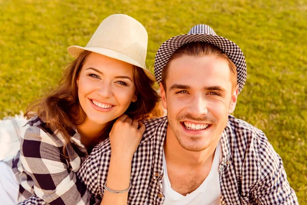 Szczęśliwa para zakochanych na pikniku — Zdjęcie stockowe