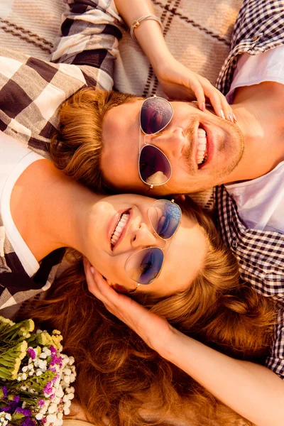 Bovenaanzicht van een paar in liefde liggend op een picknick plaid — Stockfoto