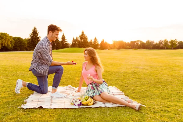 Ung man lägger fram ett förslag för förlovningen till sin flickvän — Stockfoto