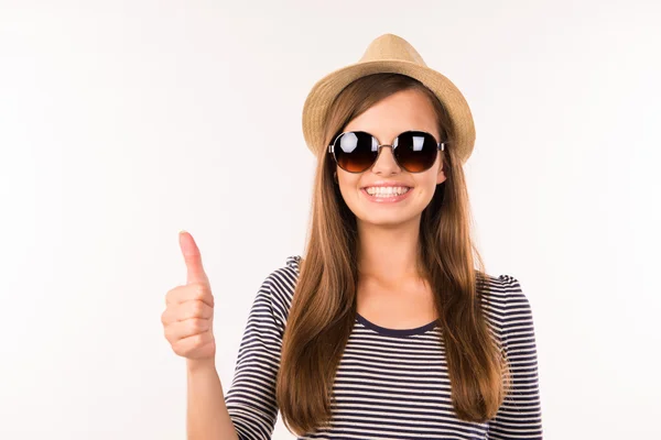 Linda chica con sombrero mostrando los pulgares hacia arriba —  Fotos de Stock