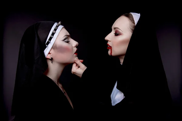 Halloween. die Mädchen sind in sexy böse Nonnen gekleidet — Stockfoto