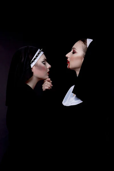 Halloween. Las chicas están vestidas con monjas malvadas sexy — Foto de Stock