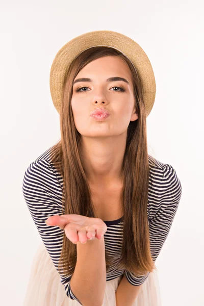 Hermosa chica enviando un beso aéreo — Foto de Stock