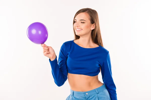 Ευτυχισμένος κορίτσι με μωβ μπαλόνι — Φωτογραφία Αρχείου