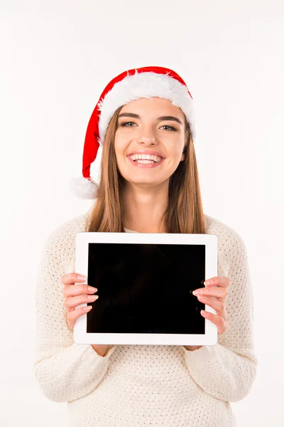Fille gaie dans Santa chapeaux avec la tablette — Photo