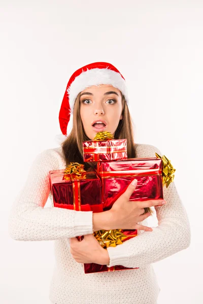 Chica alegre en sombrero de santa con regalos — Foto de Stock