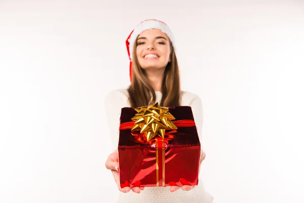Весела дівчина в капелюсі Санта з подарунками — стокове фото