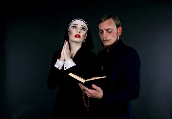 Halloween. A man and woman dressed as the clergy — Stock Photo, Image