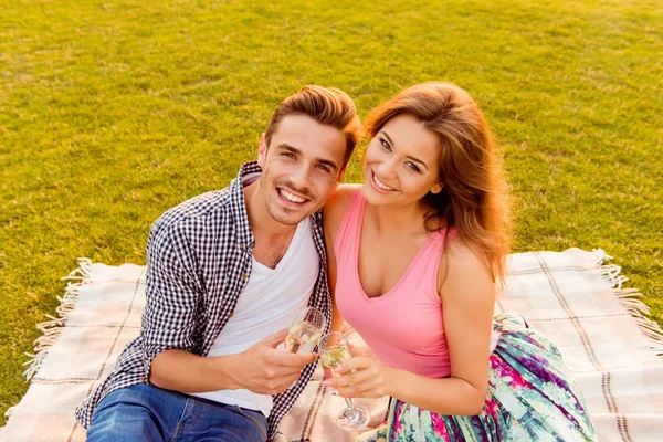 Prosit! Jonge man en vrouw op picnic — Stockfoto