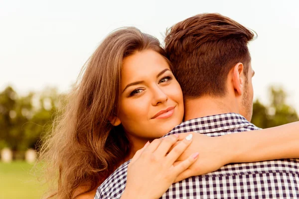 Amantes hombre y mujer abrazos — Foto de Stock