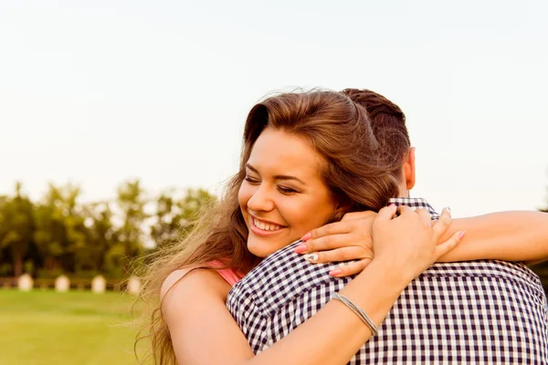 Amantes hombre y mujer abrazos —  Fotos de Stock