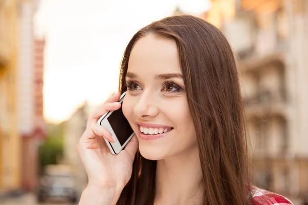 Šťastná dívka mluví po telefonu na ulici — Stock fotografie