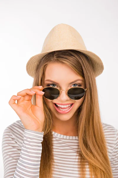 Flicka med en hatt drog glasögonen på näsan — Stockfoto