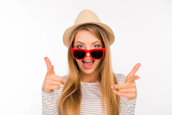 Émotionnel drôle fille dans un chapeau avec des lunettes — Photo