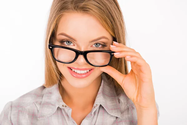 Leuke jonge vrouw aanpassen van haar bril en glimlachen — Stockfoto