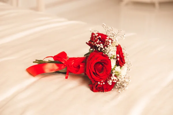 赤と白のバラで構成されるエレガントなブライダル ブーケ — ストック写真