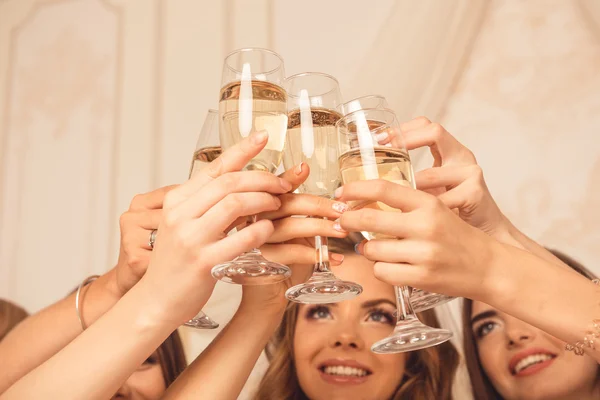 Saúde! as meninas celebram uma despedida de solteira da noiva . — Fotografia de Stock