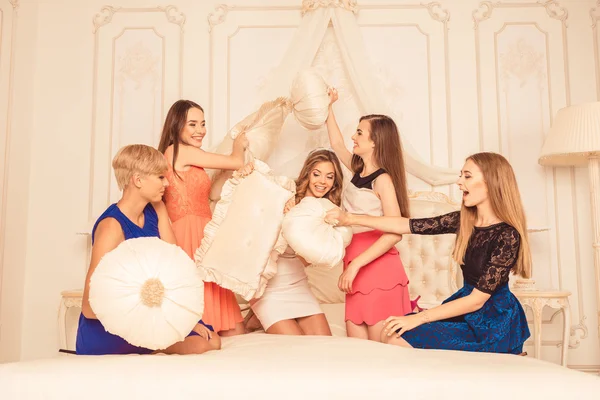 Piękne dziewczyny walczą poduszki na sofie — Zdjęcie stockowe