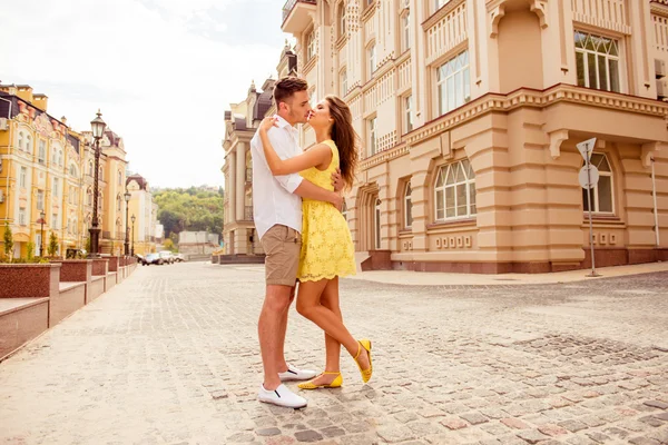 Любовники целуются на романтической прогулке по городу — стоковое фото