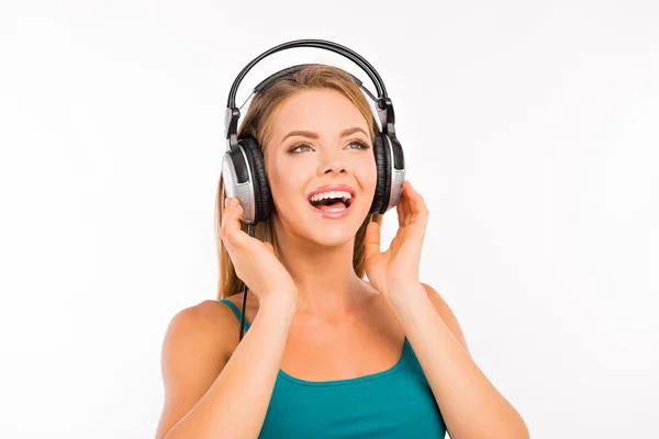 Menina bonito ouvir música em fones de ouvido — Fotografia de Stock