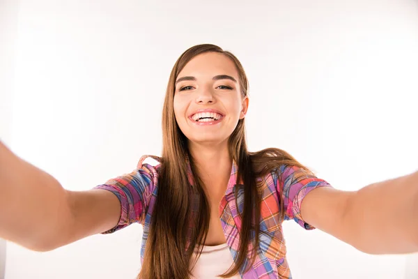 Mujer joven haciendo foto selfie y sonriendo — Foto de Stock