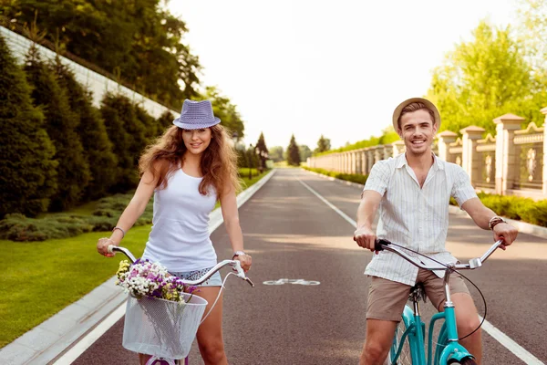 Romantische gelukkige paar verliefd paardrijden fietsen — Stockfoto