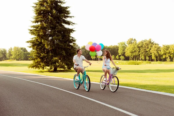 Para zakochanych razem do jazdy na rowerze z balonów — Zdjęcie stockowe