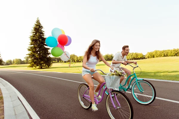 Mutlu çift bisiklete binmek için birlikte — Stok fotoğraf