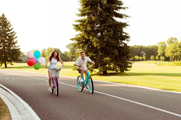 Sorridente felice coppia innamorata andare in bicicletta divertirsi — Foto Stock