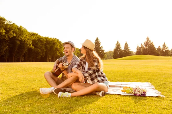 Casal feliz apaixonado em um piquenique — Fotografia de Stock