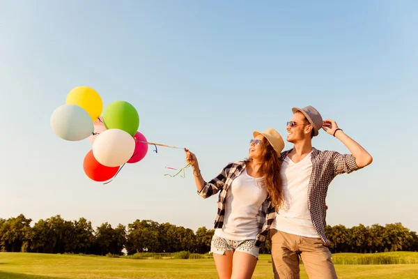 Couple in love walking with balloons — Stock Photo, Image