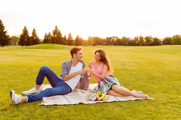 Pozdrawiam! Młody mężczyzna i kobieta na pikniku — Zdjęcie stockowe