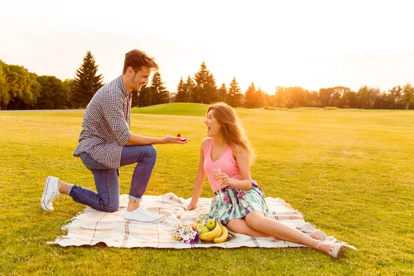 Young man makes a proposal of betrothal to his girlfriend — Stock Photo, Image