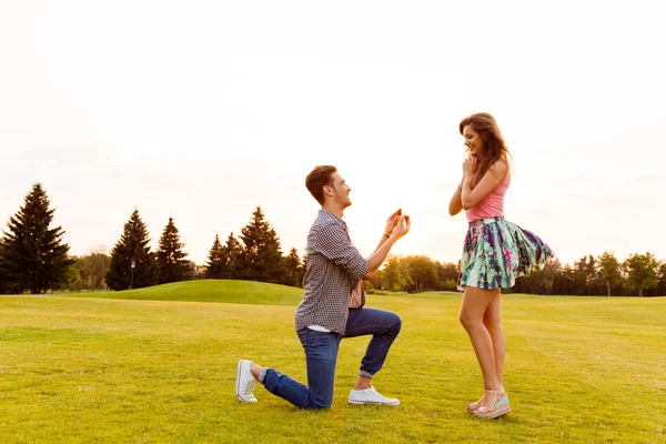 Молодий чоловік робить пропозицію заручини зі своєю дівчиною — стокове фото
