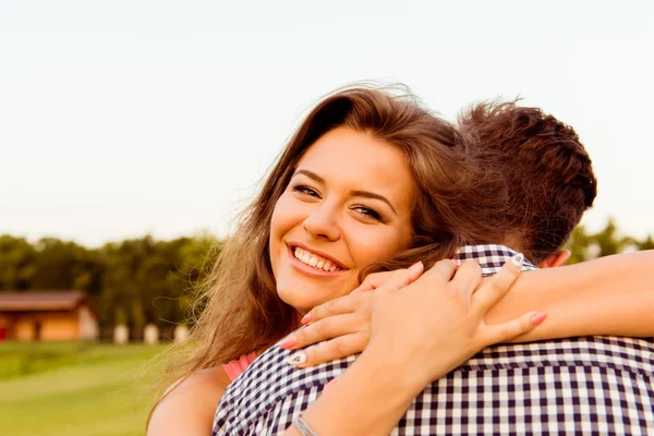 Amantes hombre y mujer abrazos — Foto de Stock