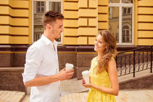 Jovem casal apaixonado tem coffee break — Fotografia de Stock