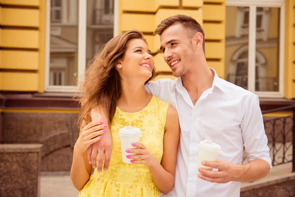 Amantes andando rua com café — Fotografia de Stock