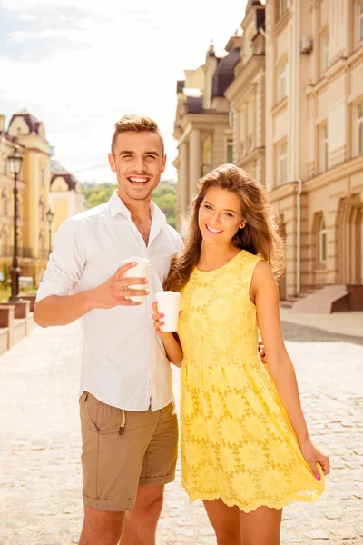 Jovem casal apaixonado andando rua com café — Fotografia de Stock