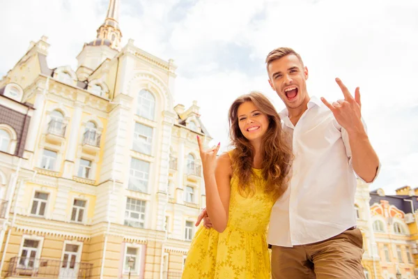 Jovem família feliz comprou um apartamento de sonhos — Fotografia de Stock