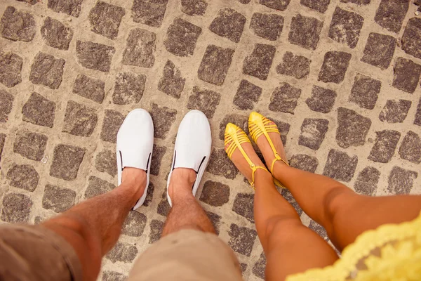 Nogi o miłości pary na chodniku — Zdjęcie stockowe