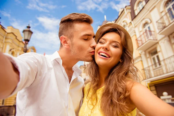 Пара делает селфи фото с поцелуем — стоковое фото
