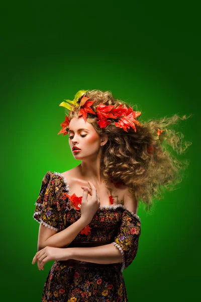 Autumn girl on a green background — Stockfoto