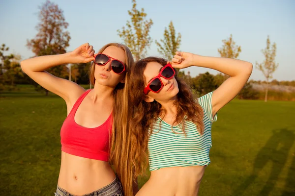Две сексуальные юные стройные девушки в смешных очках — стоковое фото