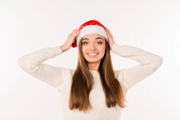 Мила дівчина тримає капелюх Санта — стокове фото