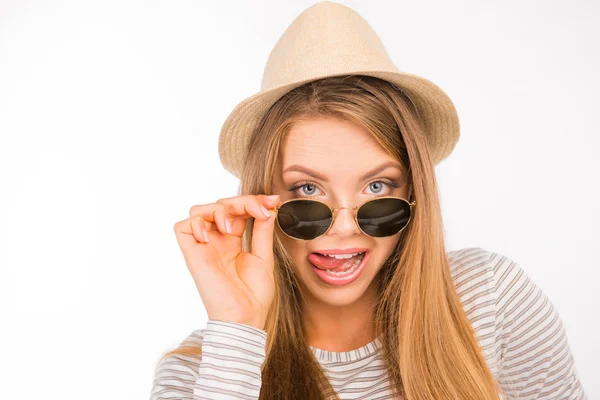 Émotionnel drôle fille avec des lunettes et chapeau — Photo