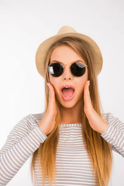 Fille surprise avec un chapeau et des lunettes — Photo