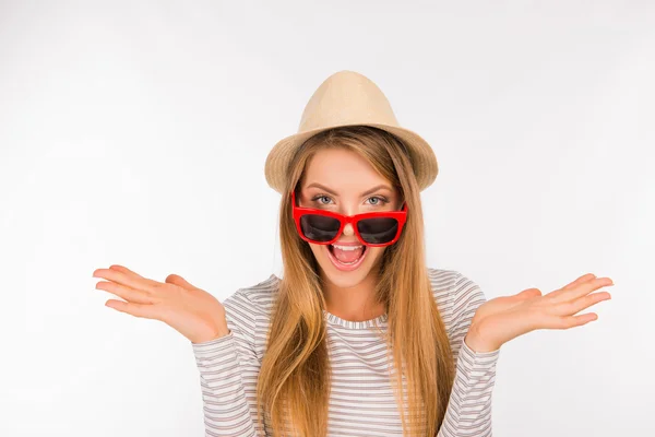 Glatt förvånad tjej med en hatt och glasögon — Stockfoto